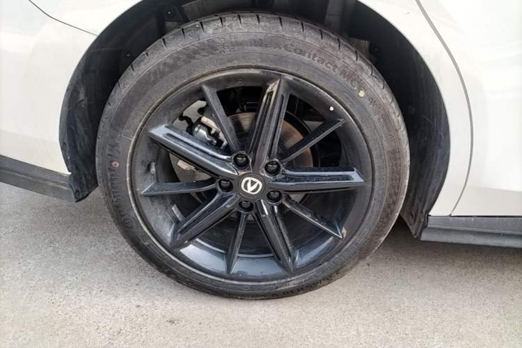 Used CHANGAN UNI-V 2024 1.5T High-Energy Version Right Rear Wheel Hub