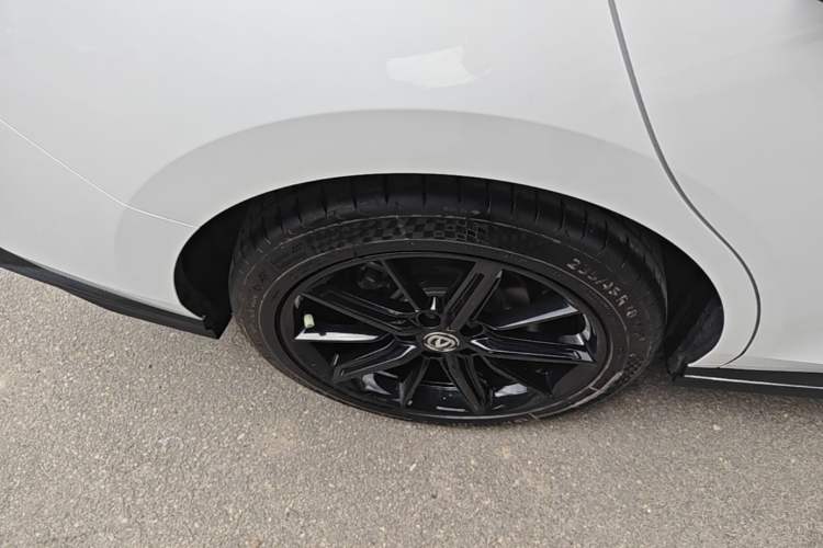 Used CHANGAN UNI-V 2024 1.5T High-Energy Version Right Rear Wheel Hub