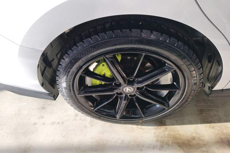 Used CHANGAN UNI-V 2024 1.5T High-Energy Version Right Rear Wheel Hub