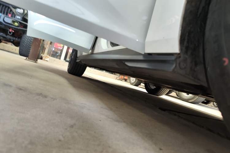 Used CHANGAN UNI-V 2024 1.5T High-Energy Version Right Side Sill