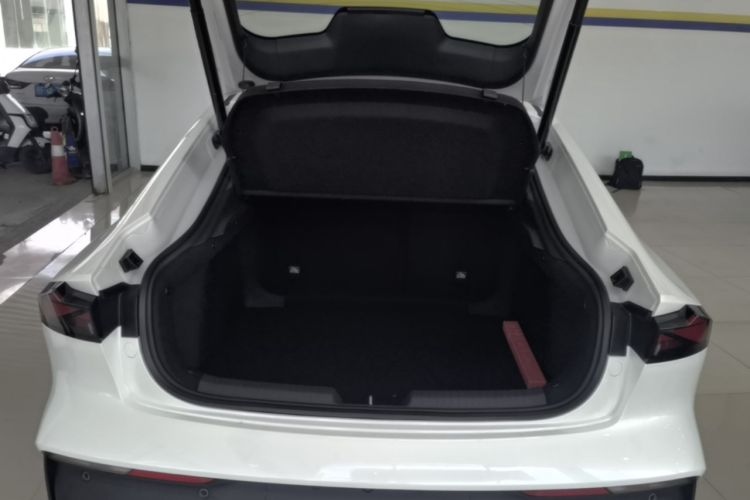 Used CHANGAN UNI-V 2024 1.5T High-Energy Version Trunk