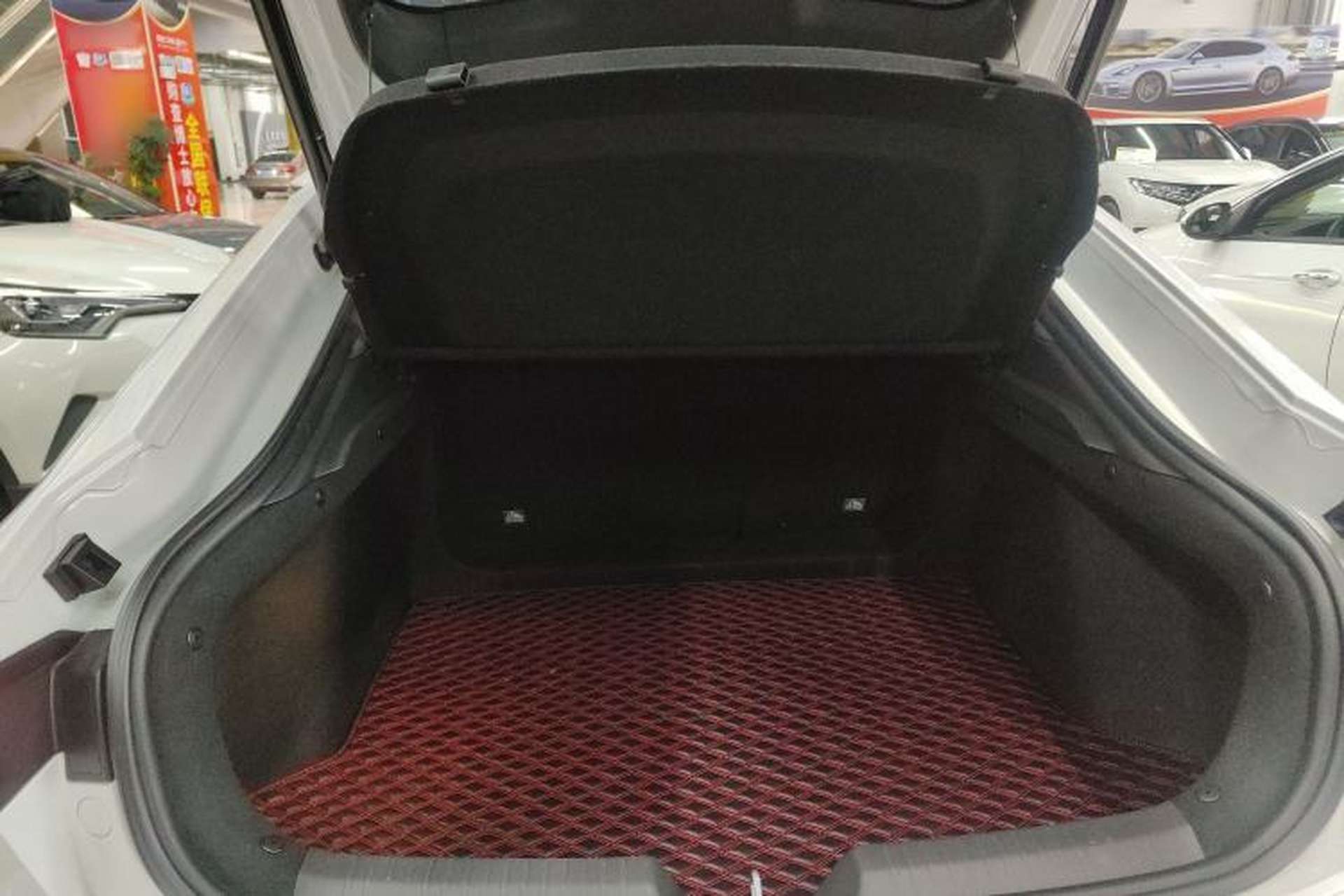 Used CHANGAN UNI-V 2024 1.5T High-Energy Version Trunk