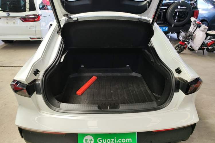 Used CHANGAN UNI-V 2024 1.5T High-Energy Version Trunk