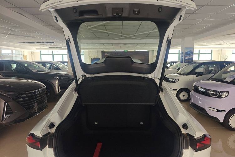 Used CHANGAN UNI-V 2024 1.5T High-Energy Version Trunk