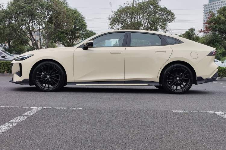 Used CHANGAN UNI-V 2024 1.5T Prestige Sport Edition Exterior 2
