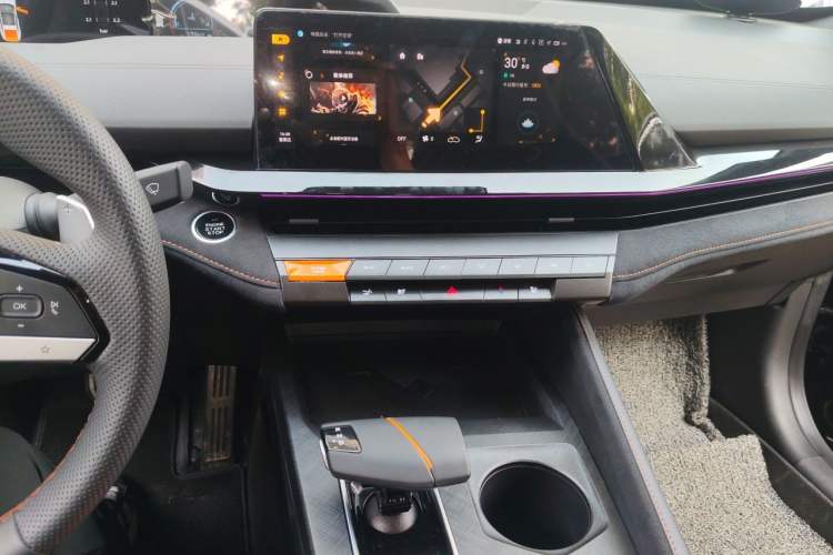 Used CHANGAN UNI-V 2025 1.5T 500Bar Prestige Sporty Version Audio And AC Panel