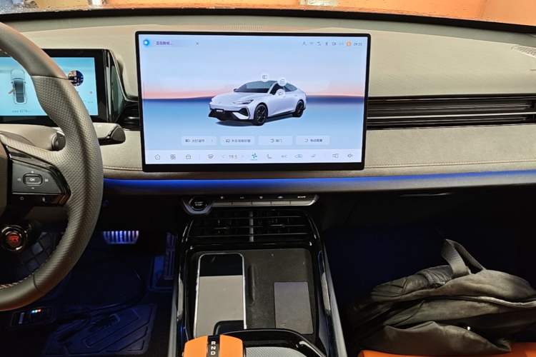 Used CHANGAN UNI-V 2025 Model Third-Generation 2.0T Dynamic Edition Audio And AC Panel