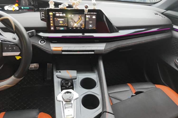 Used CHANGAN UNI-V 2025 1.5T 500Bar Prestige Sporty Version Audio And AC Panel