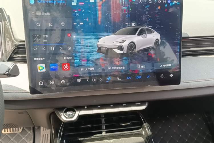 Used CHANGAN UNI-V 2025 Model Third-Generation 2.0T Dynamic Edition Audio And AC Panel