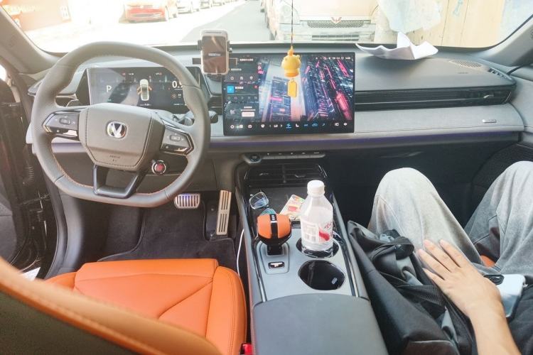 Used CHANGAN UNI-V 2025 Model Third-Generation 2.0T Dynamic Edition Center Console