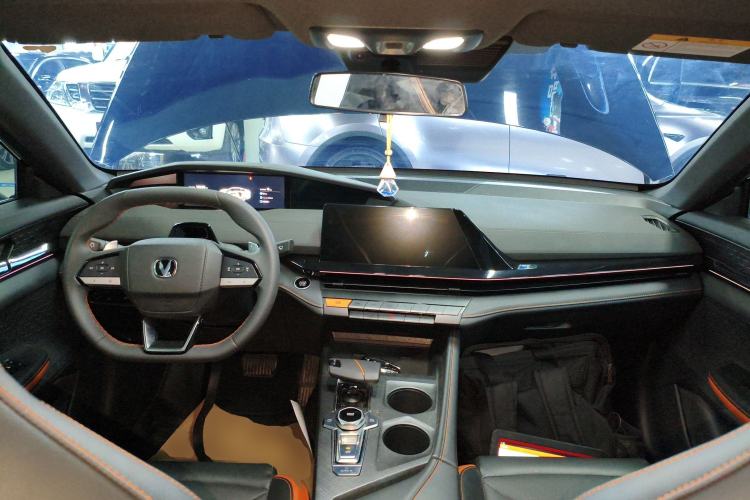 Used CHANGAN UNI-V 2025 1.5T 500Bar High-Energy Version Center Console