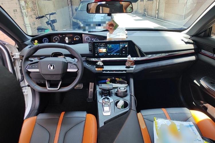 Used CHANGAN UNI-V 2025 Model Third-Generation 1.5T 500Bar Prestige Sports Edition Center Console