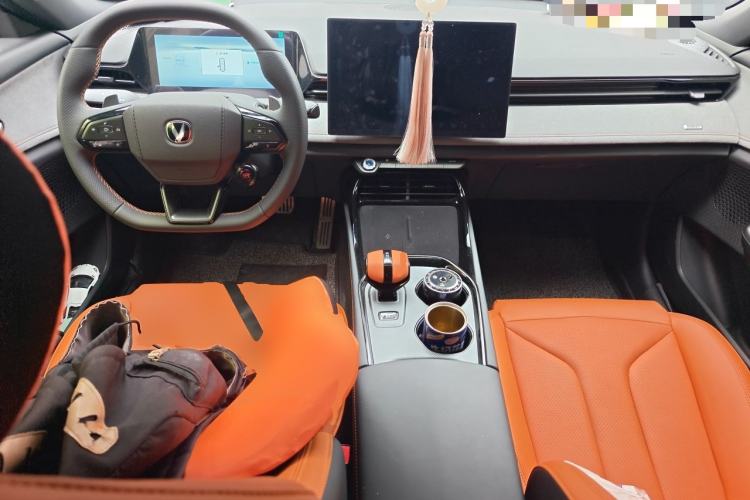 Used CHANGAN UNI-V 2025 Model Third-Generation 1.5T 500Bar Prestige Sports Edition Center Console