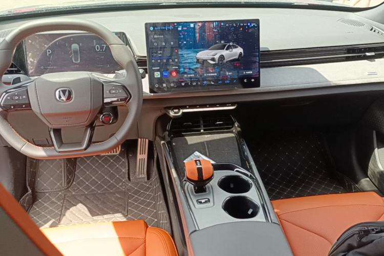 Used CHANGAN UNI-V 2025 Model Third-Generation 2.0T Dynamic Edition Center Console