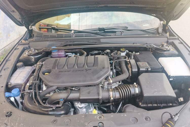 Used CHANGAN UNI-V 2025 Model Third-Generation 2.0T Dynamic Edition Engine Bay