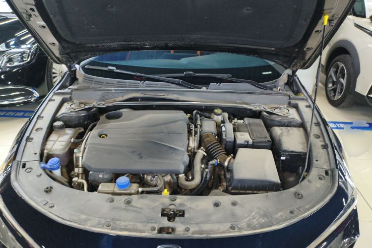 Used CHANGAN UNI-V 2025 1.5T 500Bar High-Energy Version Engine Bay