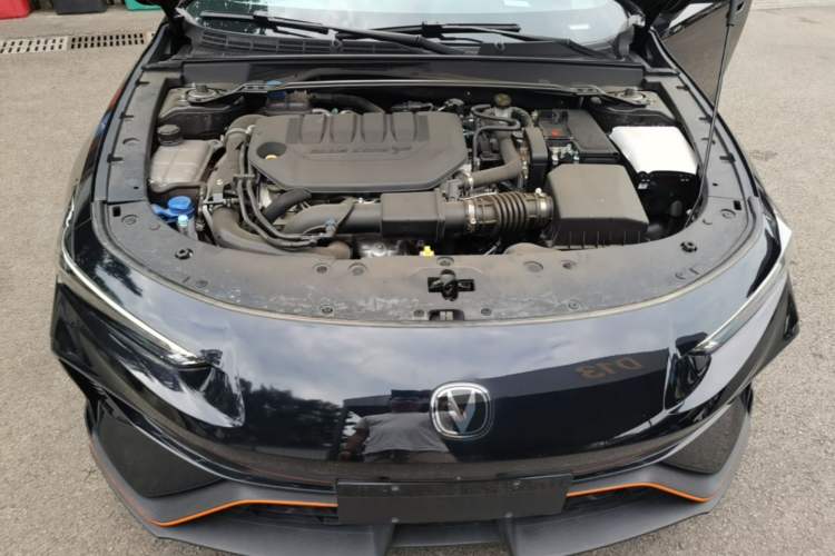 Used CHANGAN UNI-V 2025 Model Third-Generation 2.0T Dynamic Edition Engine Bay