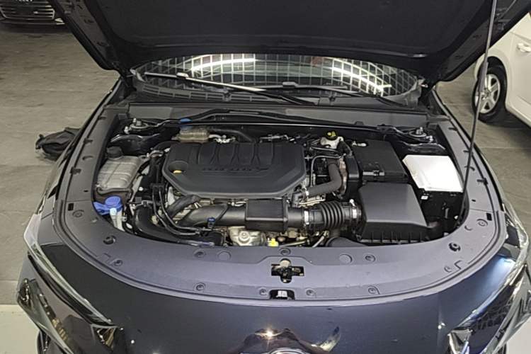 Used CHANGAN UNI-V 2025 Model Third-Generation 2.0T Dynamic Edition Engine Bay