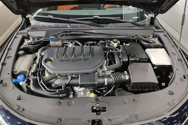 Used CHANGAN UNI-V 2025 Model Third-Generation 2.0T Dynamic Edition Engine Bay
