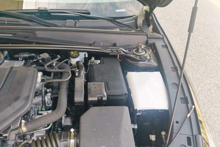 Used CHANGAN UNI-V 2025 Model Third-Generation 2.0T Dynamic Edition Engine Bay Left