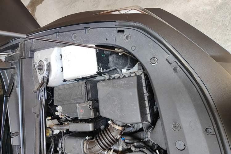 Used CHANGAN UNI-V 2025 Model Third-Generation 1.5T 500Bar Prestige Sports Edition Engine Bay Left