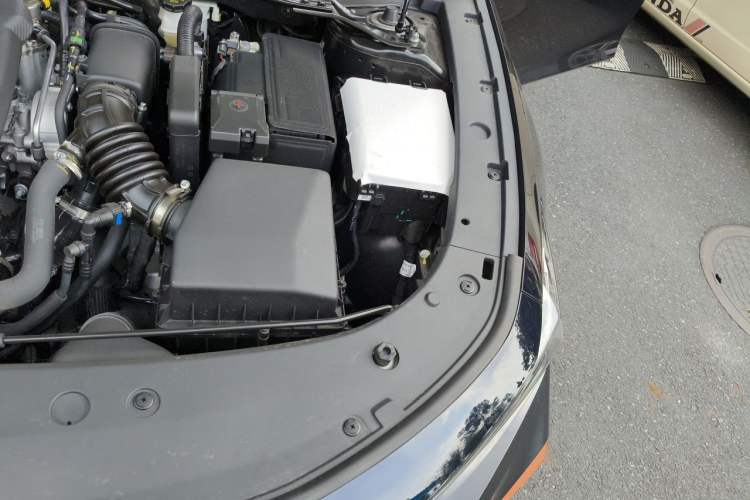 Used CHANGAN UNI-V 2025 Model Third-Generation 1.5T 500Bar Prestige Sports Edition Engine Bay Left