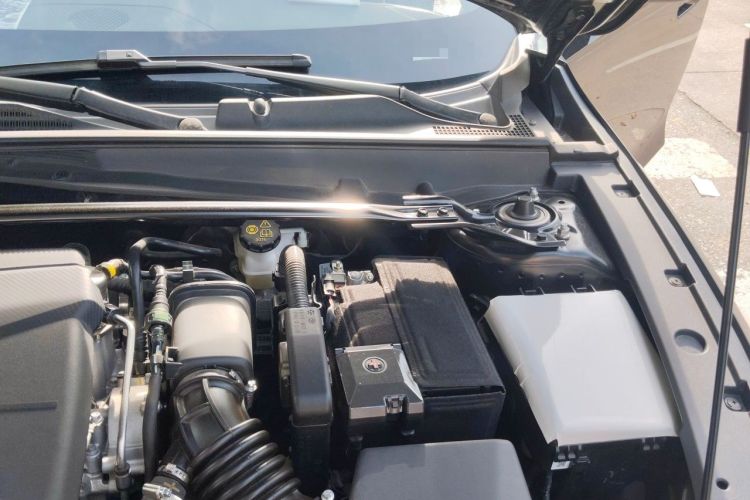 Used CHANGAN UNI-V 2025 Model Third-Generation 1.5T 500Bar Prestige Sports Edition Engine Bay Left