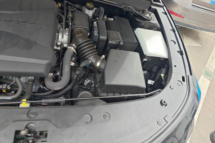Used CHANGAN UNI-V 2025 Model Third-Generation 1.5T 500Bar Prestige Sports Edition Engine Bay Left