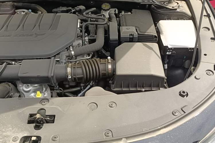 Used CHANGAN UNI-V 2025 Model Third-Generation 2.0T Dynamic Edition Engine Bay Left