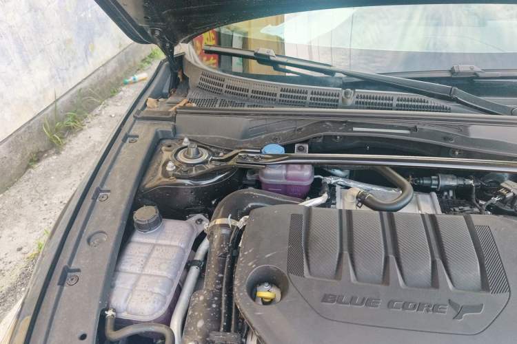 Used CHANGAN UNI-V 2025 Model Third-Generation 2.0T Dynamic Edition Engine Bay Right