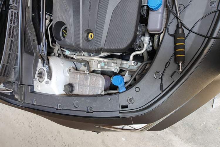 Used CHANGAN UNI-V 2025 Model Third-Generation 1.5T 500Bar Prestige Sports Edition Engine Bay Right