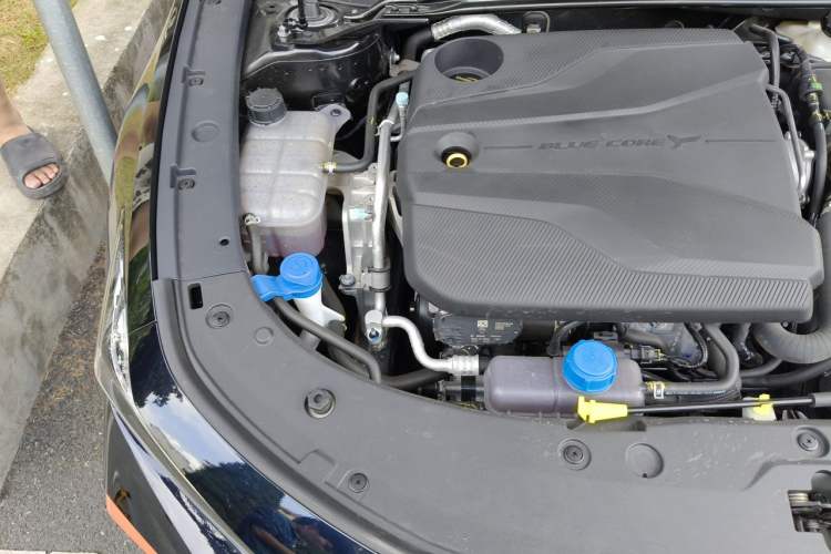 Used CHANGAN UNI-V 2025 Model Third-Generation 1.5T 500Bar Prestige Sports Edition Engine Bay Right
