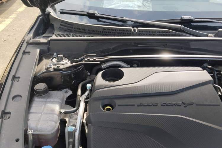 Used CHANGAN UNI-V 2025 Model Third-Generation 1.5T 500Bar Prestige Sports Edition Engine Bay Right