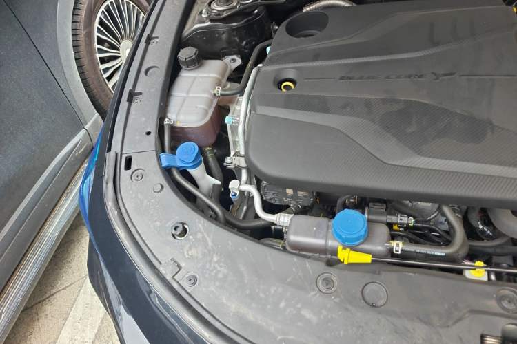 Used CHANGAN UNI-V 2025 Model Third-Generation 1.5T 500Bar Prestige Sports Edition Engine Bay Right
