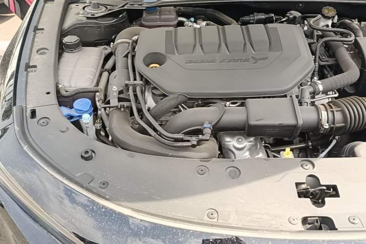 Used CHANGAN UNI-V 2025 Model Third-Generation 2.0T Dynamic Edition Engine Bay Right