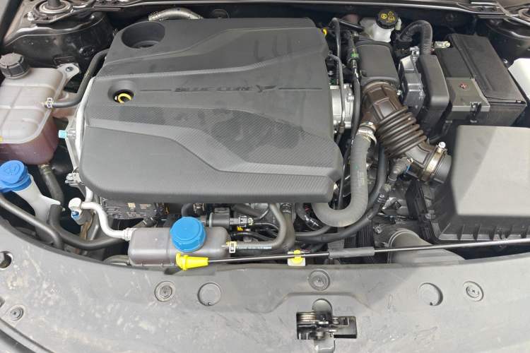 Used CHANGAN UNI-V 2025 Model Third-Generation 1.5T 500Bar Prestige Sports Edition Engine Bay
