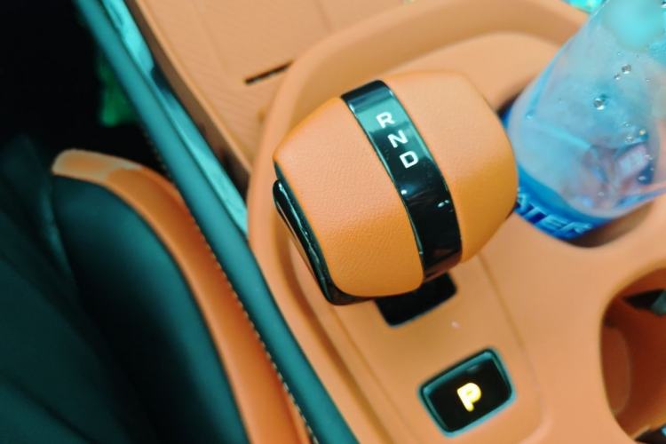 Used CHANGAN UNI-V 2025 Model Third-Generation 1.5T 500Bar Prestige Sports Edition Gear Lever