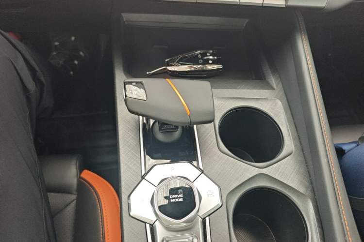Used CHANGAN UNI-V 2025 1.5T 500Bar High-Energy Version Gear Lever
