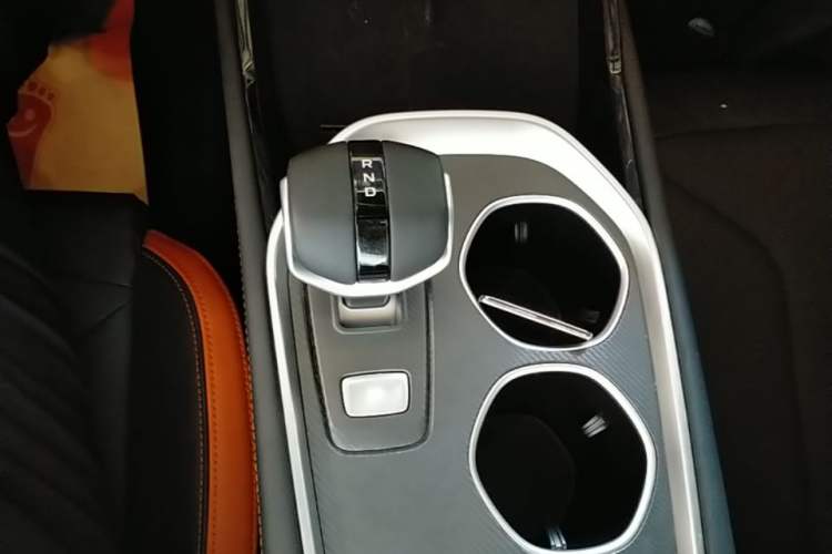 Used CHANGAN UNI-V 2025 Model Third-Generation 1.5T 500Bar Prestige Edition Gear Lever