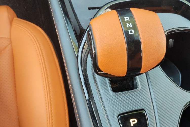 Used CHANGAN UNI-V 2025 Model Third-Generation 1.5T 500Bar Prestige Sports Edition Gear Lever