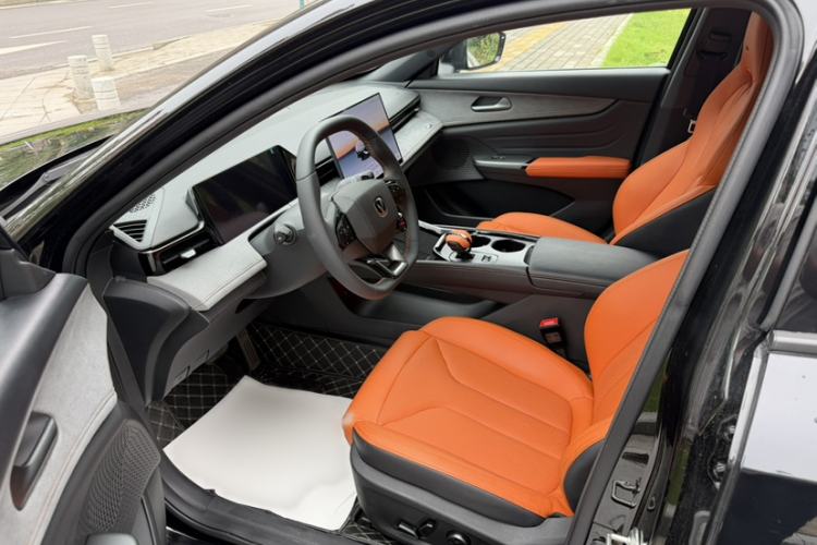 Used CHANGAN UNI-V 2025 Model Third-Generation 2.0T Dynamic Edition Interior 2