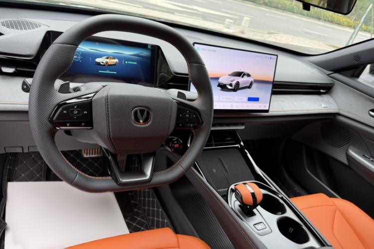 Used CHANGAN UNI-V 2025 Model Third-Generation 2.0T Dynamic Edition Interior 3