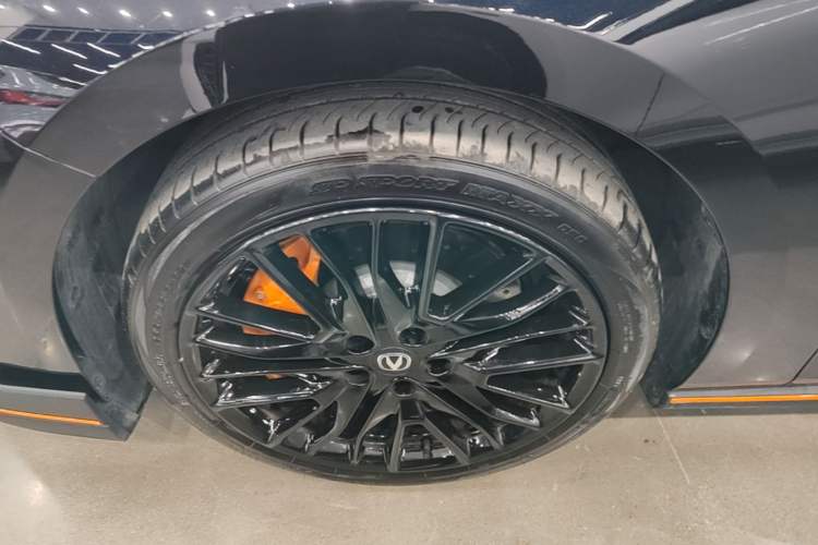 Used CHANGAN UNI-V 2025 Model Third-Generation 2.0T Dynamic Edition Left Front Wheel Hub