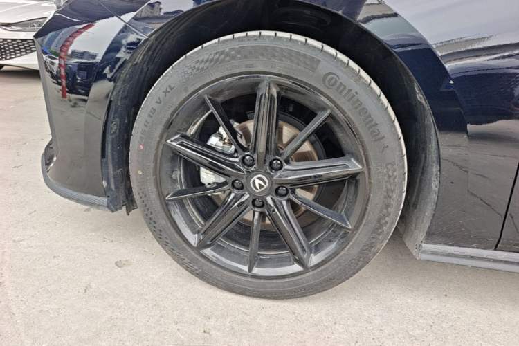 Used CHANGAN UNI-V 2025 1.5T 500Bar High-Energy Version Left Front Wheel Hub