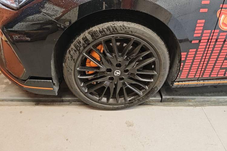 Used CHANGAN UNI-V 2025 Model Third-Generation 2.0T Dynamic Edition Left Front Wheel Hub