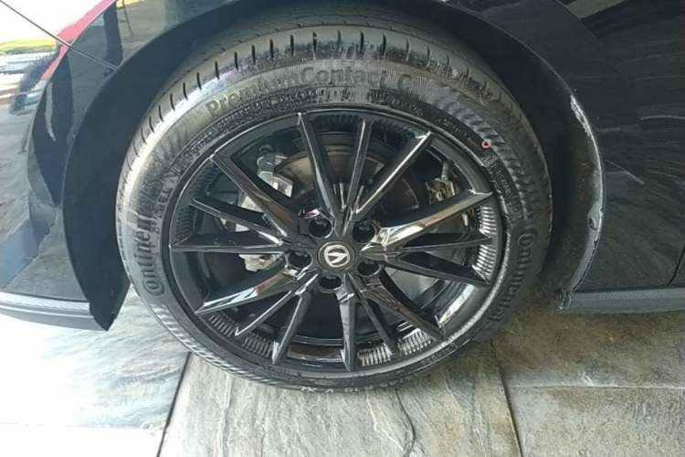 Used CHANGAN UNI-V 2025 Model Third-Generation 1.5T 500Bar Prestige Edition Left Front Wheel Hub