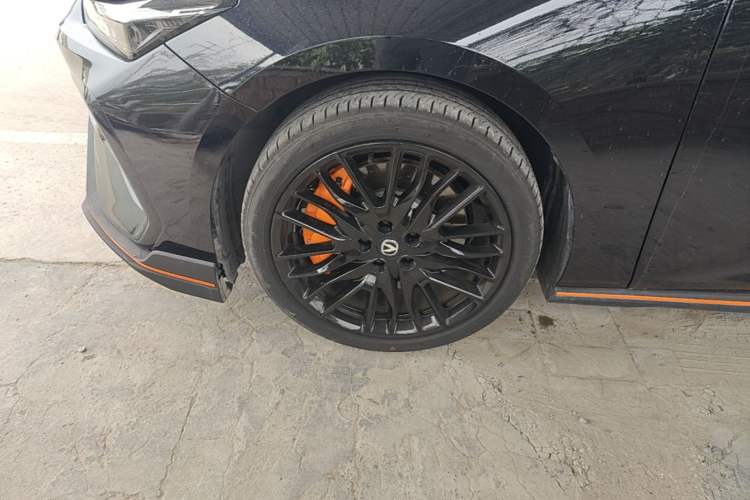 Used CHANGAN UNI-V 2025 Model Third-Generation 2.0T Dynamic Edition Left Front Wheel Hub