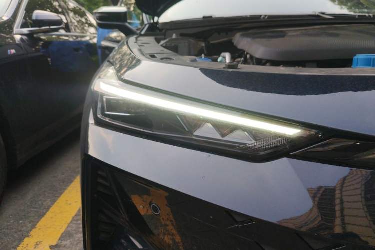 Used CHANGAN UNI-V 2025 1.5T 500Bar Prestige Sporty Version Right Front Headlight