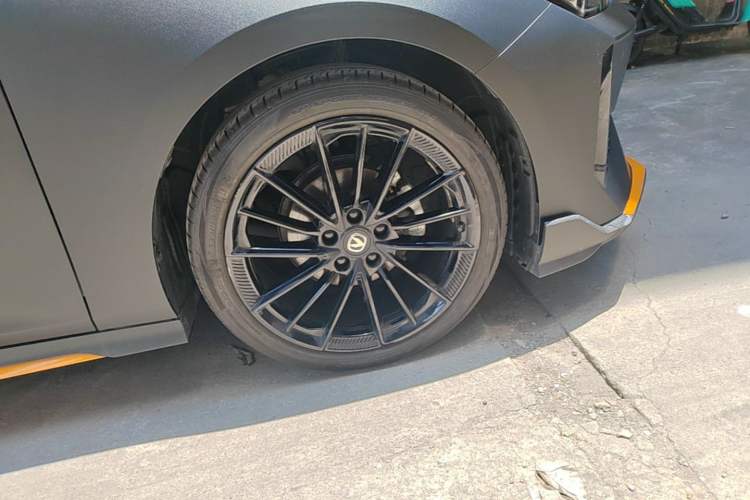Used CHANGAN UNI-V 2025 Model Third-Generation 1.5T 500Bar Prestige Sports Edition Right Front Wheel Hub