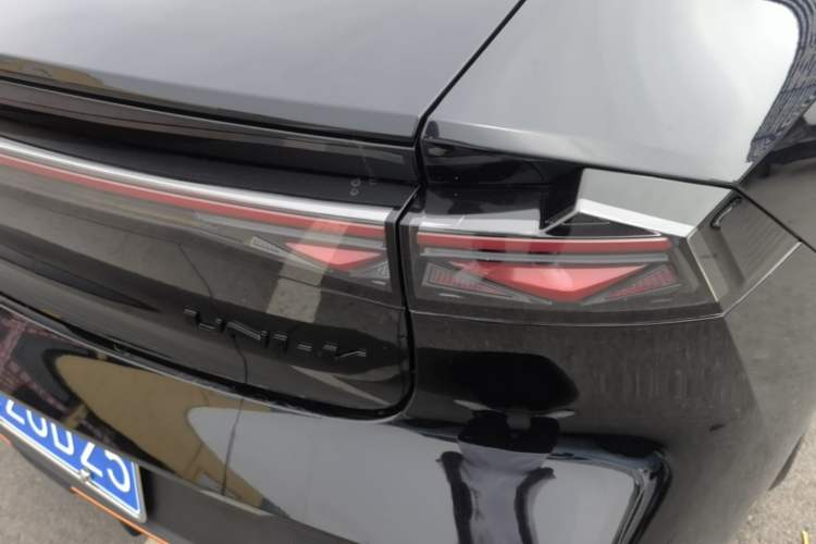 Used CHANGAN UNI-V 2025 Model Third-Generation 2.0T Dynamic Edition Right Rear Taillight
